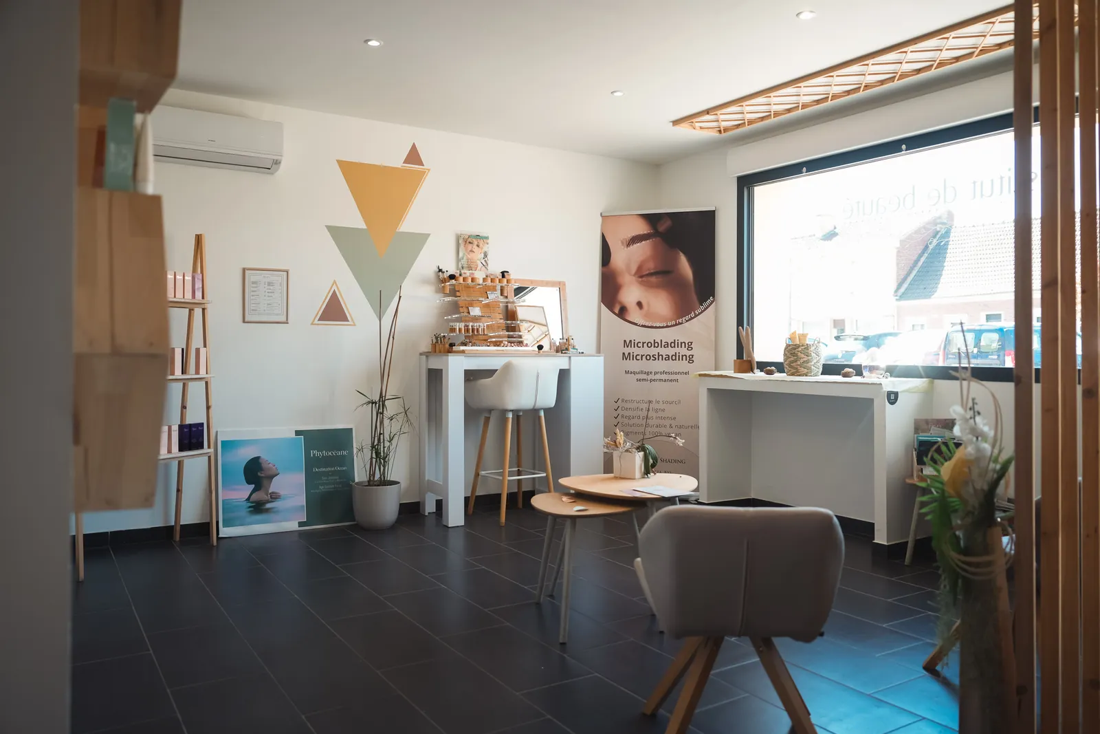 Espace accueil avec affiche Phytocéane — Institut Fabuleusement Vous